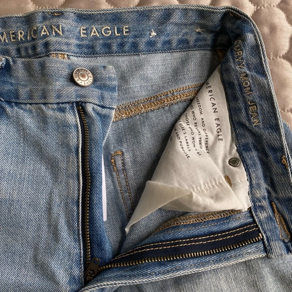 Distressed Curvy Mom Jean AE - Picture 6 of 6